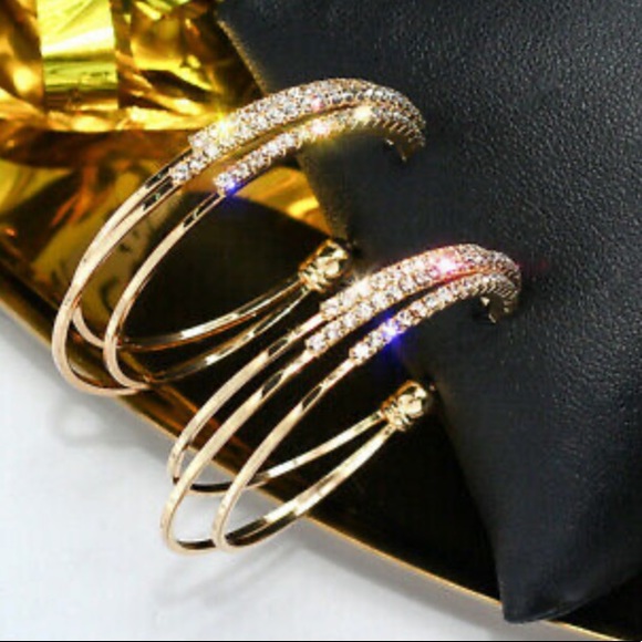 - NEW 18k Gold Plated ❇️ Sparkle Earrings - Picture 3 of 4